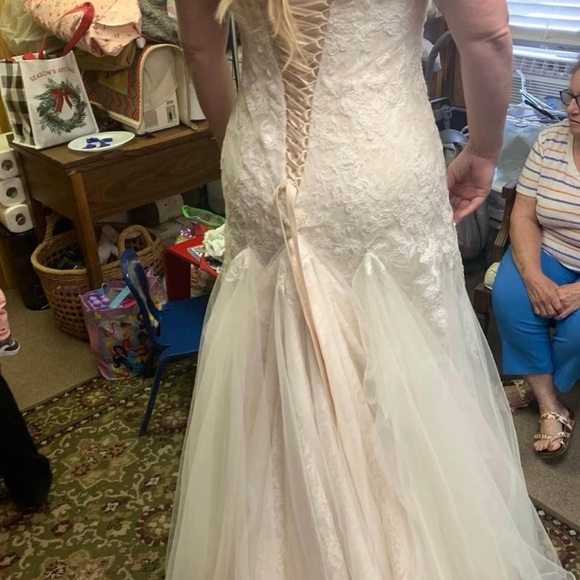 Maggie Sottero wedding dress size 14 has corset back. - Picture 10 of 10